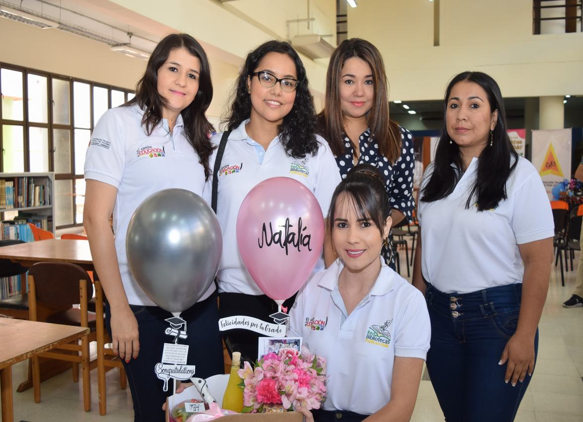 Tatiana Ortiz, Carolina Trujillo, Johanna Ángel, Ángela Murcia y la homenajeada.